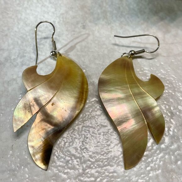 𝅺VINTAGE Mother of Pearl shell earrings - Picture 1 of 3